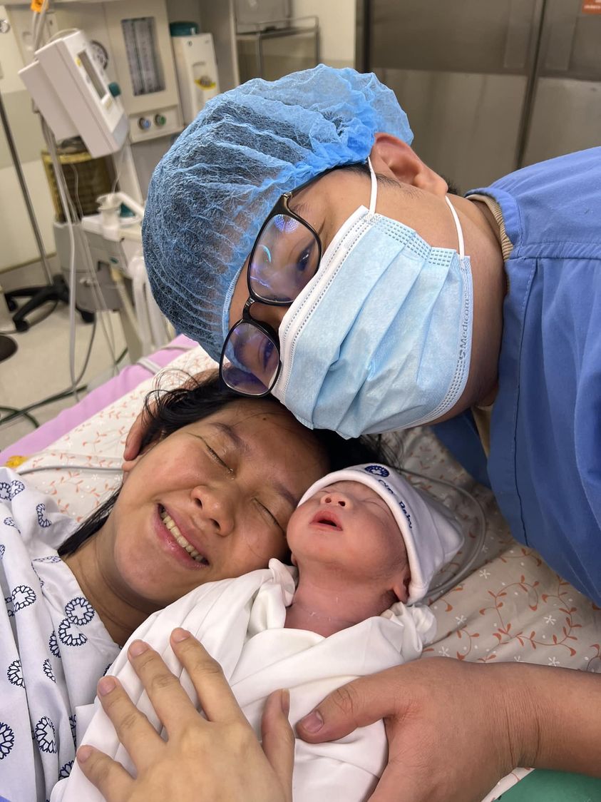 Armel вместе с новорожденным и женой