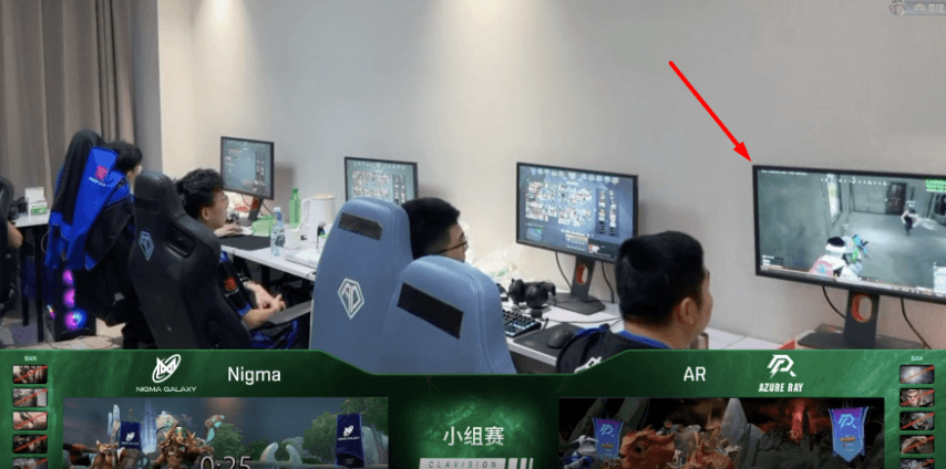 Siamese.C watched a stream during an official Clavision League Snow Ruyi match