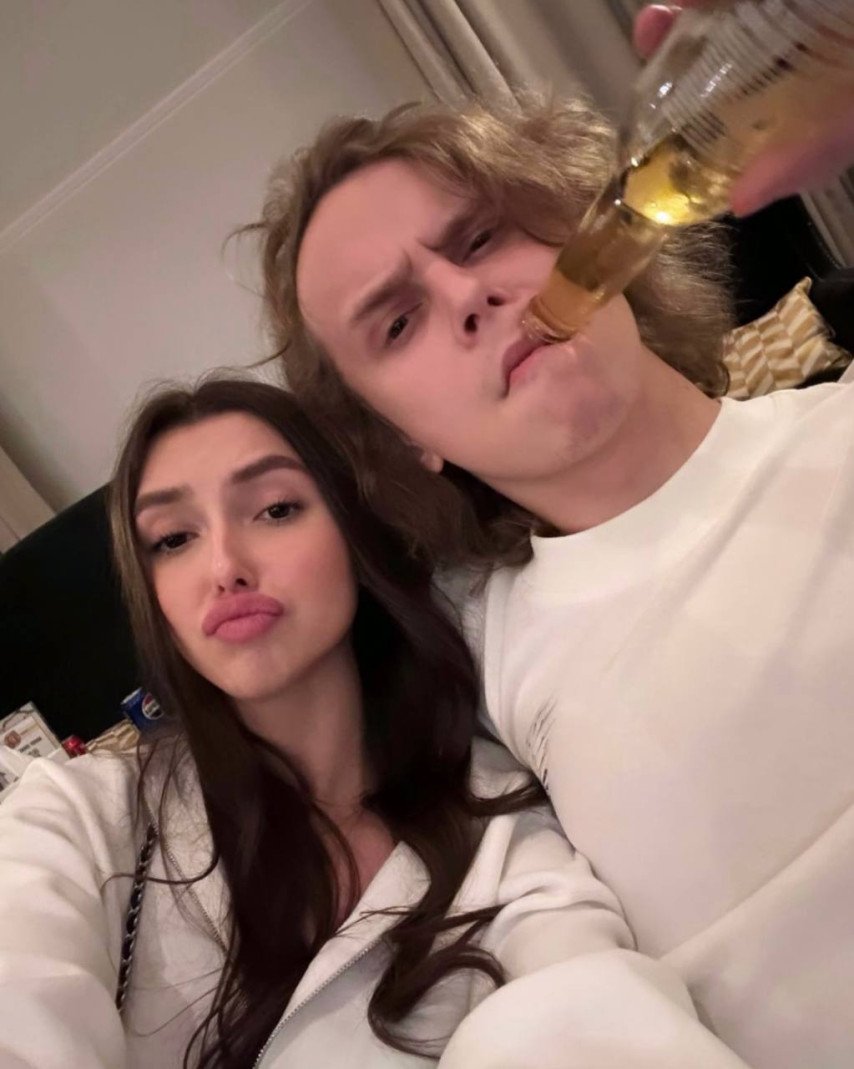 Dyrachyo вместе с девушкой