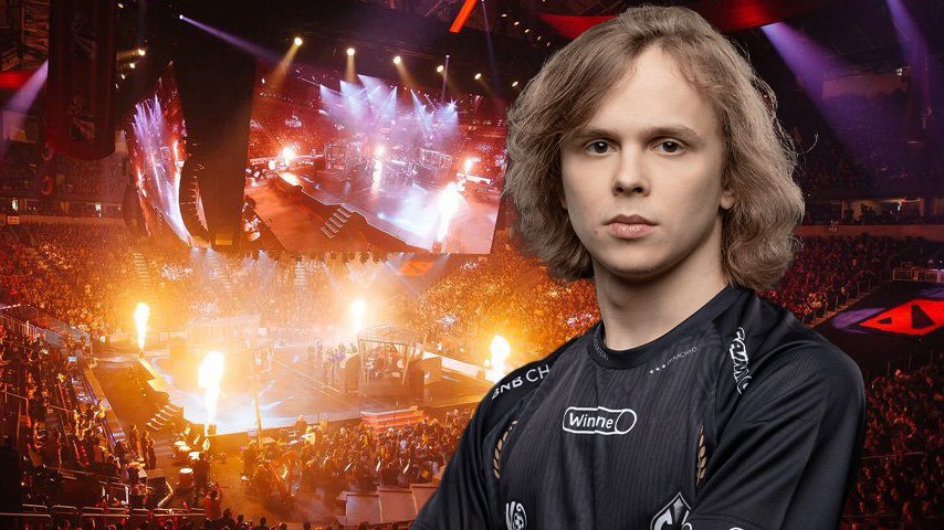 Dyrachyo forgot about his camera being on and shocked the viewers of ...