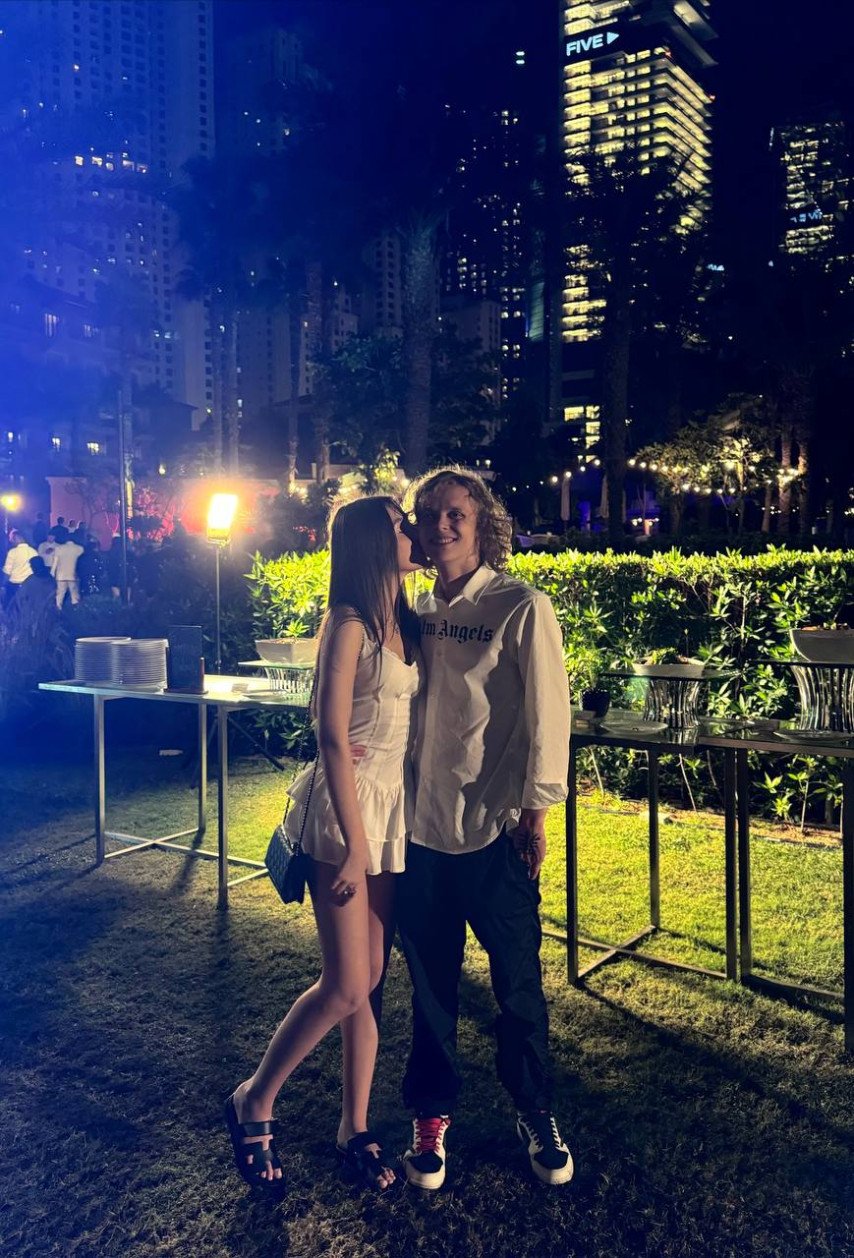 dyrachyo вместе с девушкой