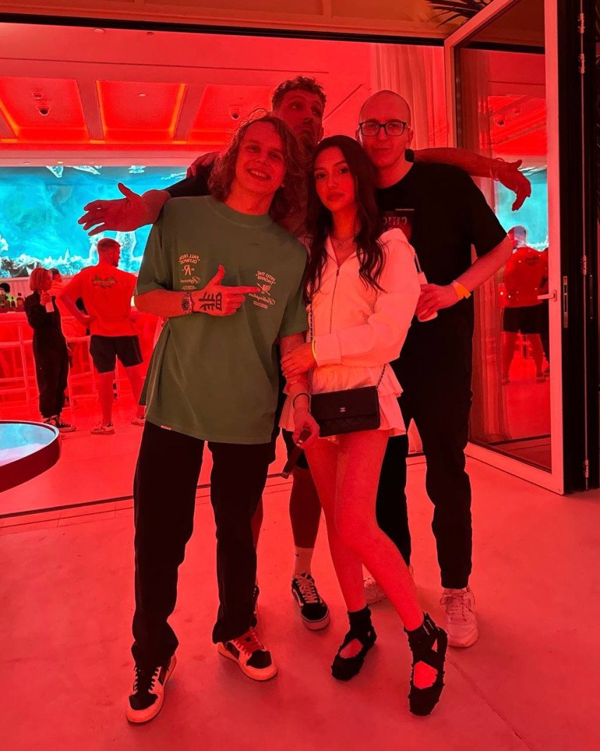 Dyrachyo с девушкой и Save-