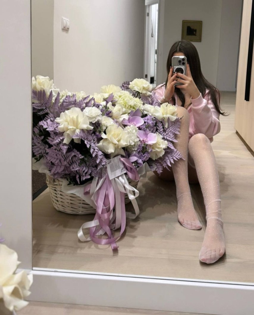 Девушка Dyrachyo с цветами