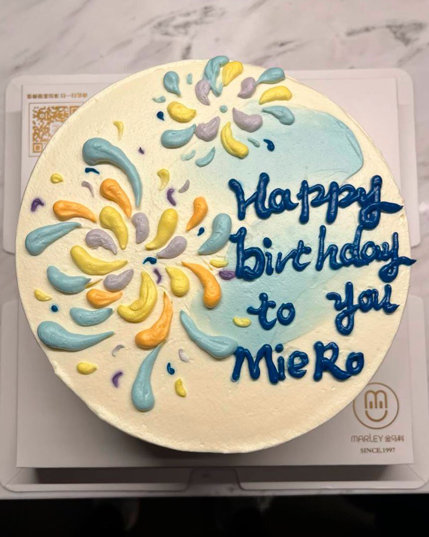 The organizers of Clavision Snow-Ryui presented MieRo with a cake