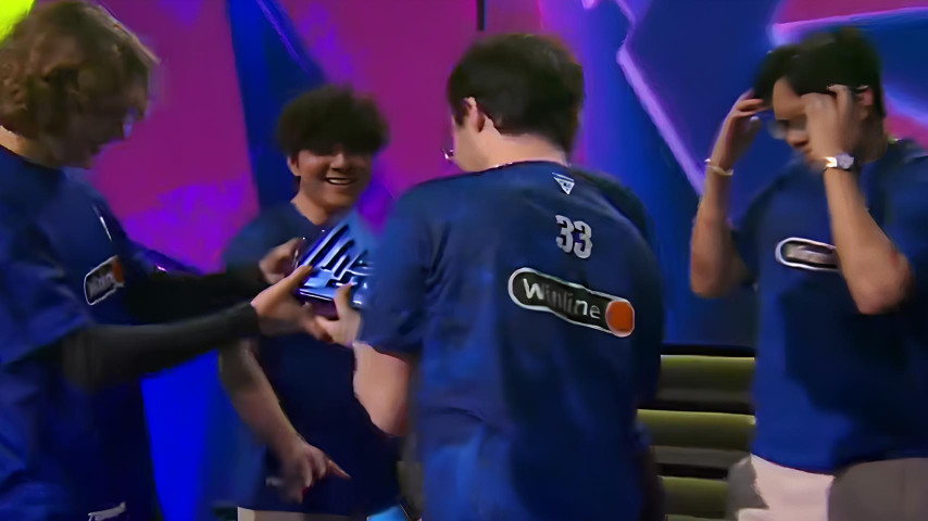 Tundra Esports сломали трофей